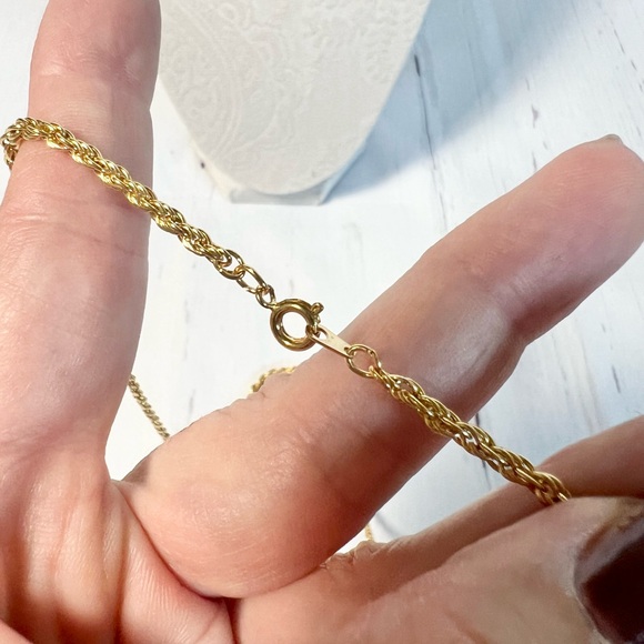 Vintage Cardinal locket on a long gold tone chain - Picture 6 of 6